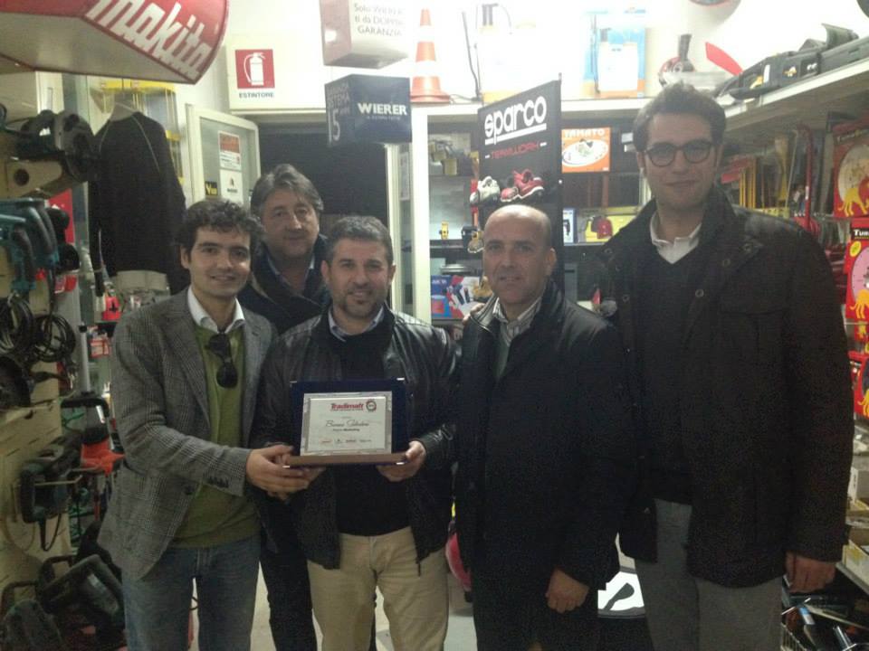 Il signor Salvatore Barresi e Cristian Valente della rivendita Barresi di Terme Vigliatore (Me) ricevono il "Premio Marketing". 