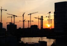 Veduta di un cantiere con le gru