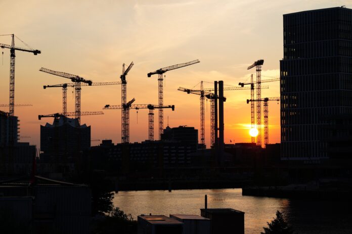 Veduta di un cantiere con le gru