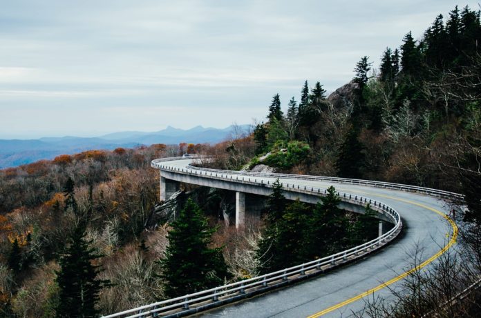 ponte tra le montagne