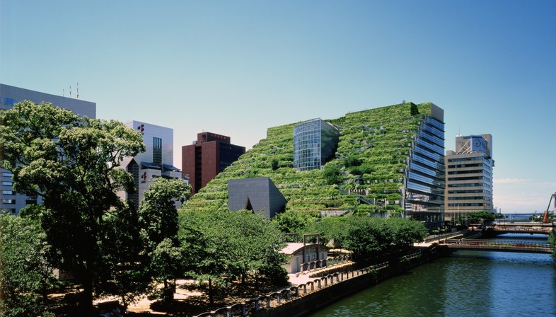 Il centro ACROS di Fukuoka costruito da Emilio Ambasz