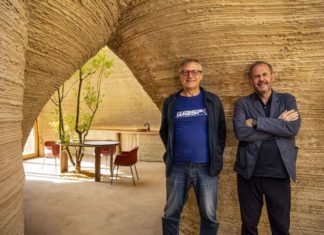 Massimo Moretti di Wasp e l'architetto Mario Cucinella all'interno di Tecla