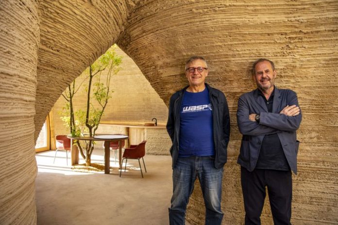 Massimo Moretti di Wasp e l'architetto Mario Cucinella all'interno di Tecla