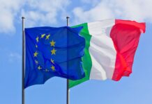 La bandiera europea e quella italiana