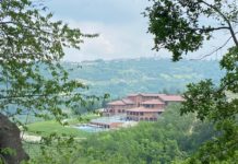 Vista di Casa di Langa immersa tra le colline piemontesi