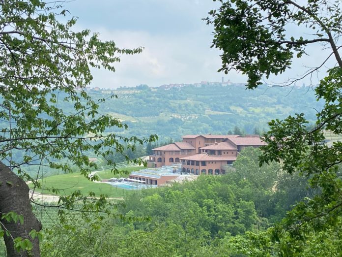 Vista di Casa di Langa immersa tra le colline piemontesi