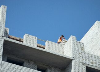 Operaio al lavoro in cantiere