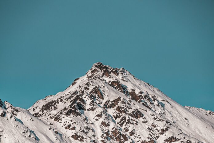 Cima innevata di una montagna