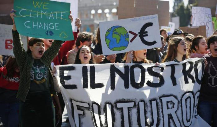 Giovani che manifestano per la tutela ambientale