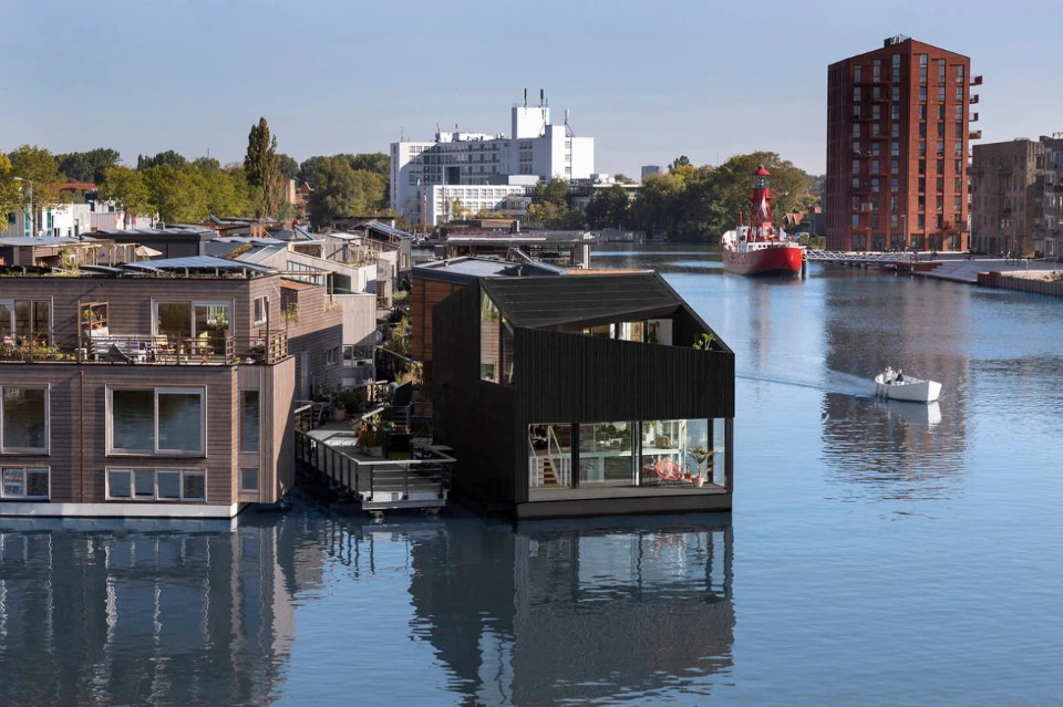 Quartiere galleggiante sull'acqua ad Amsterdam