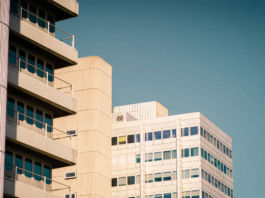 edificio con balcone