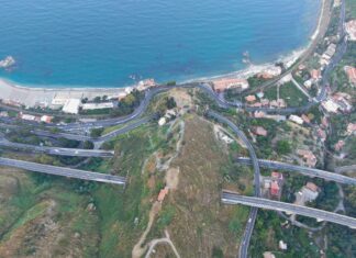 Vista dall'alto di un tratto di autostrada in Sicilia