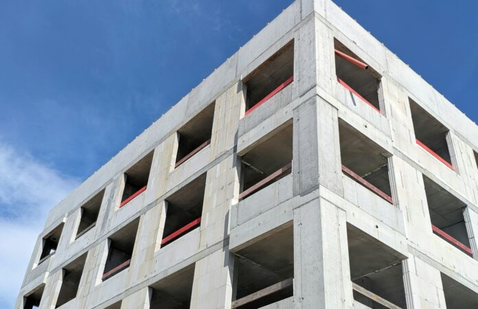 mattes-buskies-ZDB7-2Yksh8-unsplash Edificio in calcestruzzo