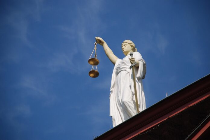 Una statua della dea della giustizia
