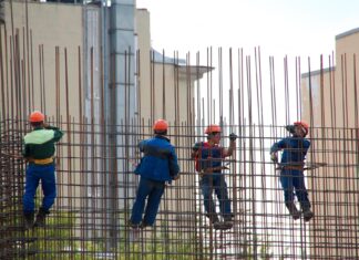 Operai al lavoro in cantiere