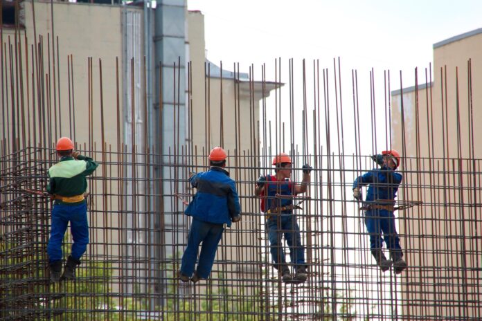 Operai al lavoro in cantiere