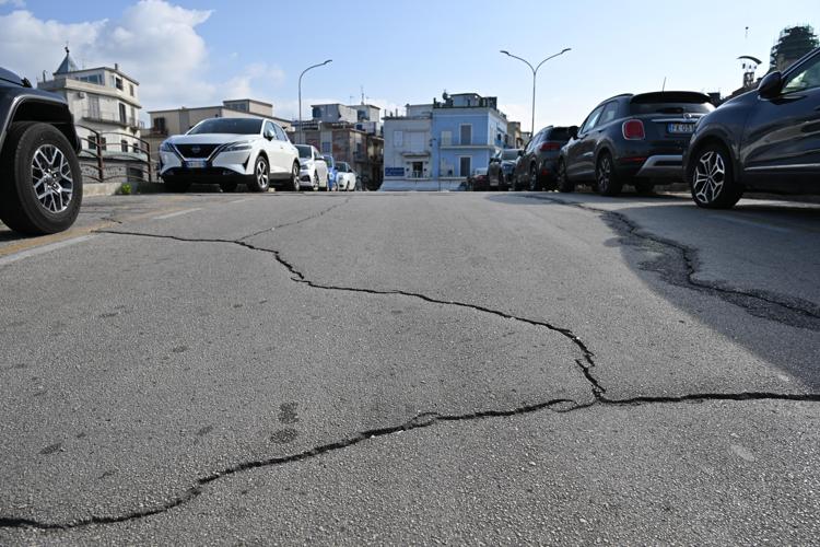 Crepe sull'asfalto dopo i terremoti nei Campi Flegrei
