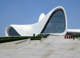 Veduta del Centro culturale Heydar Aliyev di Zaha Hadid