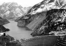 Il lago del Vajont, con il segno dello scivolamento della frana del 1960. Si nota la "punta del Toc", con il "Castelletto".