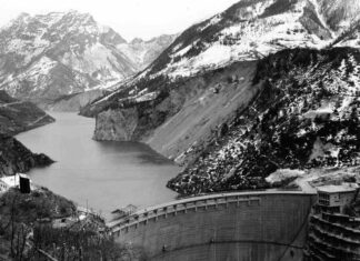 Il lago del Vajont, con il segno dello scivolamento della frana del 1960. Si nota la "punta del Toc", con il "Castelletto".