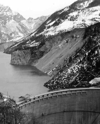 Il lago del Vajont, con il segno dello scivolamento della frana del 1960. Si nota la "punta del Toc", con il "Castelletto".