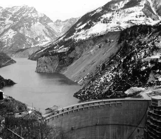 Il lago del Vajont, con il segno dello scivolamento della frana del 1960. Si nota la "punta del Toc", con il "Castelletto".