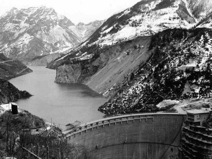 Il lago del Vajont, con il segno dello scivolamento della frana del 1960. Si nota la 