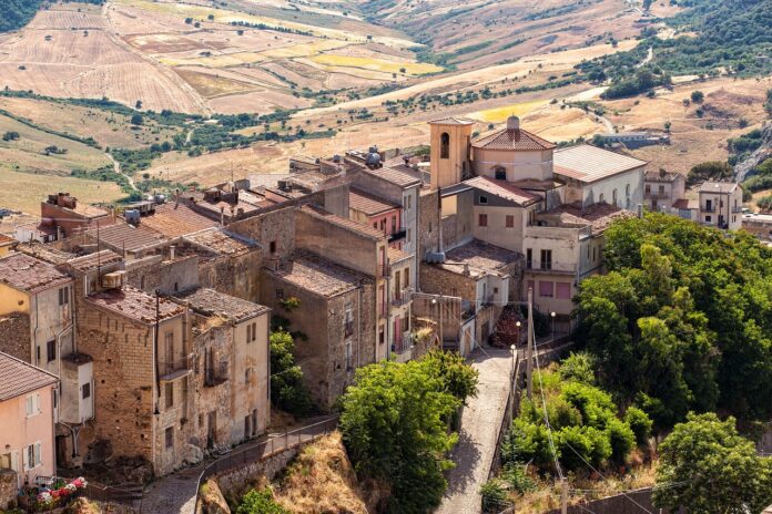 Sicilia case green, veduta di un villaggio