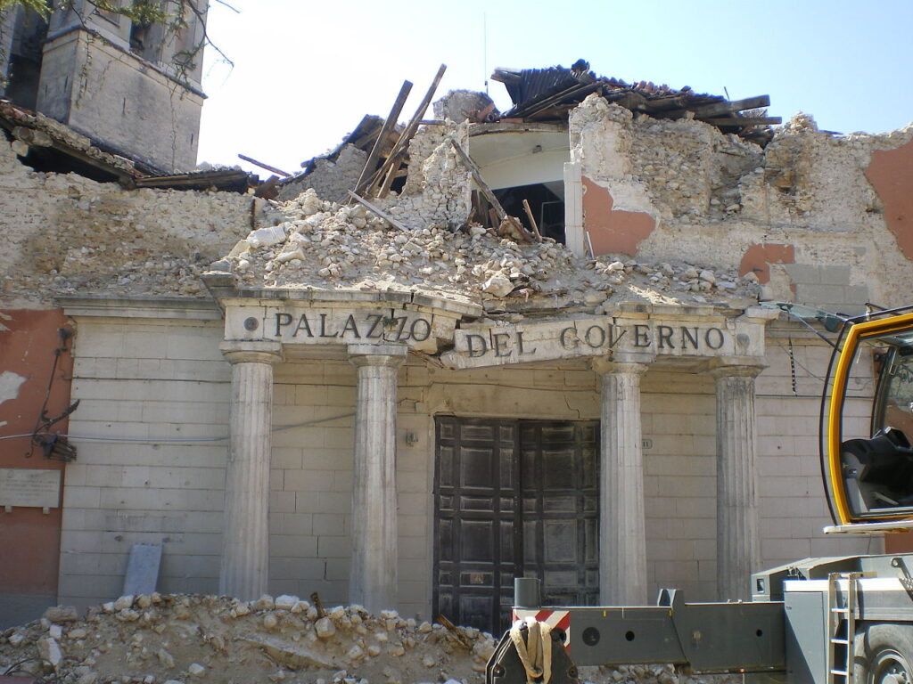 L'Aquila, prefettura distrutta dopo il terremoto del 2009
