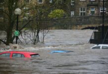 Alluvione in città, auto bloccate dall'acqua