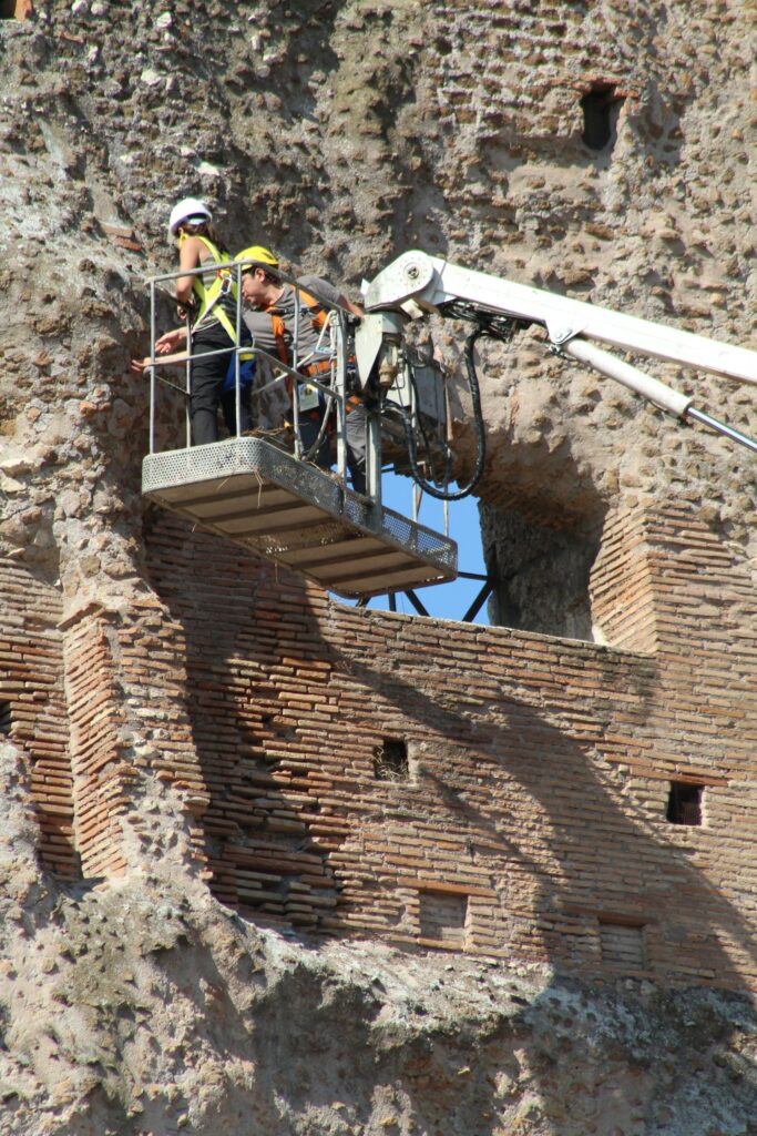 Operai impegnati in un'operazione di restauro