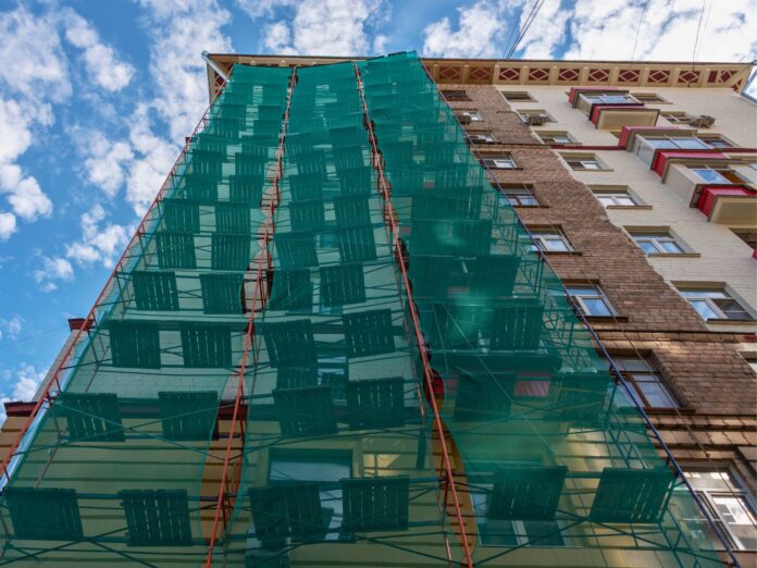 Facciata di un edificio in costruzione