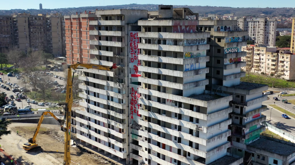 Demolizione di una Vela di Scampia