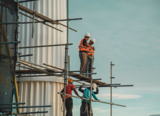 Operai al lavoro in cantiere