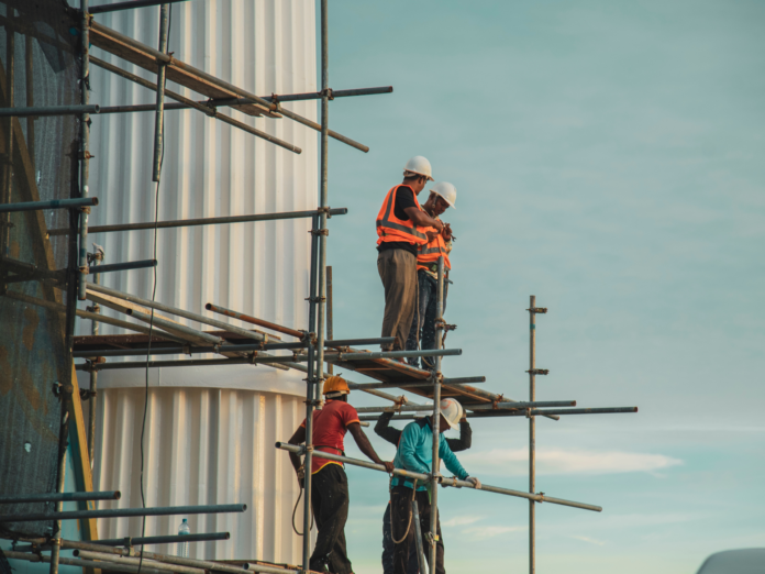 Operai al lavoro in cantiere