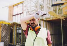 Operaio che soffre il caldo in cantiere