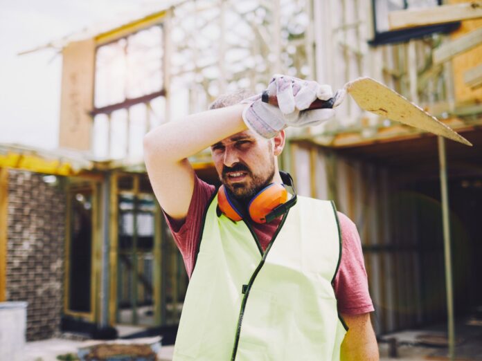 Operaio che soffre il caldo in cantiere
