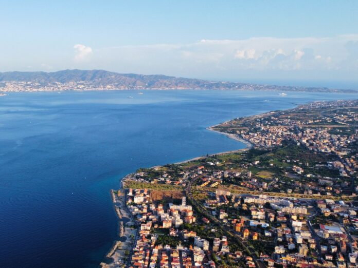view-stretto-messina Veduta dello Stretto di Messina