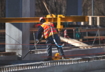 Patente a punti nei cantieri: un lavoratore imbracato secondo le norme di sicurezza