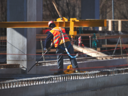 Patente a punti nei cantieri: un lavoratore imbracato secondo le norme di sicurezza