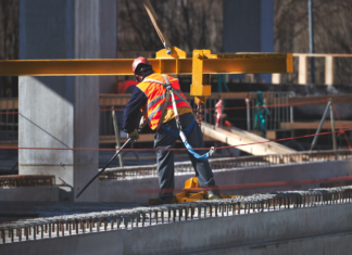 Patente a punti nei cantieri: un lavoratore imbracato secondo le norme di sicurezza