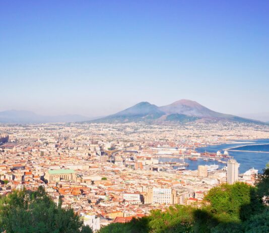 Terremoti nei Campi Flegrei: tra cause e prevenzione Napoli e il Vesuvio