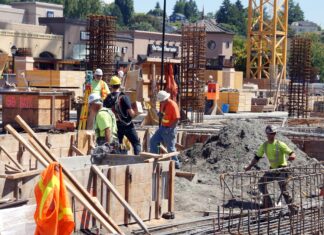 Operai al lavoro in cantiere