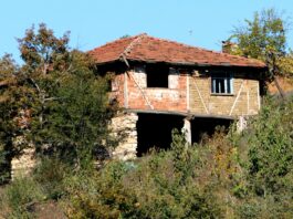 Casa abbandonata in campagna