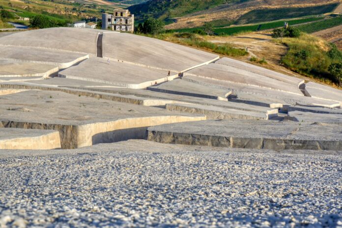 Dettagli del Cretto di Burri a Gibellina Vecchia