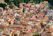 Veduta aerea di case a Taormina, in Sicilia