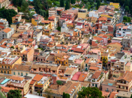 Veduta aerea di case a Taormina, in Sicilia