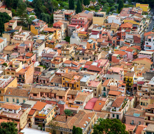 Veduta aerea di case a Taormina, in Sicilia