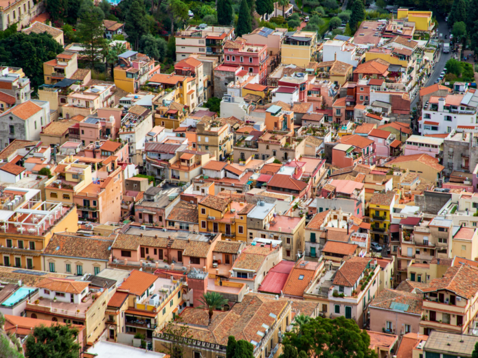 Veduta aerea di case a Taormina, in Sicilia