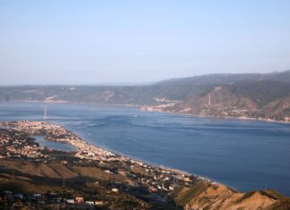 Veduta dello Stretto di Messina